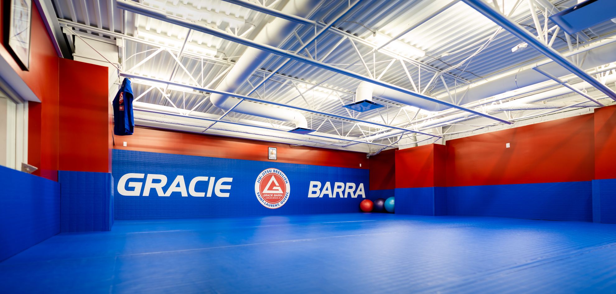 Clean training mats at Gracie Barra Saint-Laurent BJJ academy Montreal